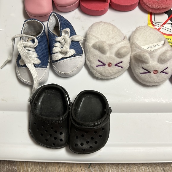 Doll shoes 13 pairs of shoes 1 pair of crutches and cast - Picture 4 of 6